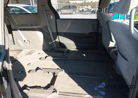 2019 Toyota Sienna Le 7 Passenger z USA, uszkodzony, nr VIN 5TDJZ3DC4KS212660